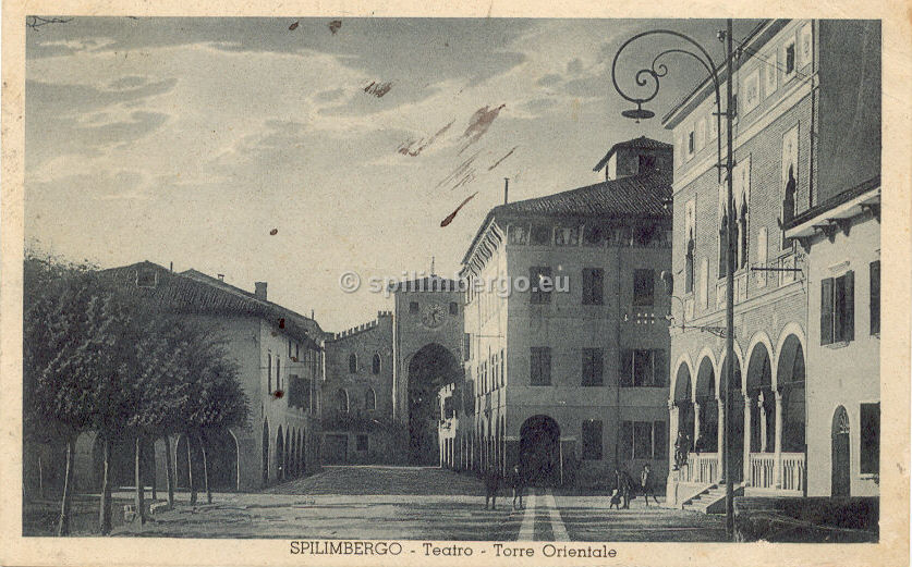 Spilimbergo, teatro e Torre Orientale 1920.jpg